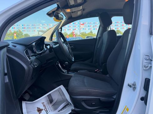Used 2019 Chevrolet Trax LS AWD/4WD image 14
