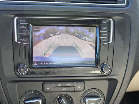 Used 2017 Volkswagen Jetta SE image 14