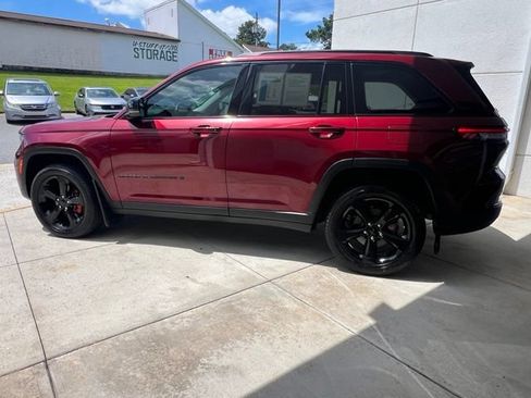Used 2024 Jeep Grand Cherokee Limited w/ Black Appearance Package AWD/4WD image 4