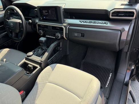 Used 2025 Toyota Tacoma SR5 AWD/4WD image 19