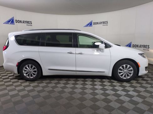 Used 2018 Chrysler Pacifica Touring-L FWD image 9
