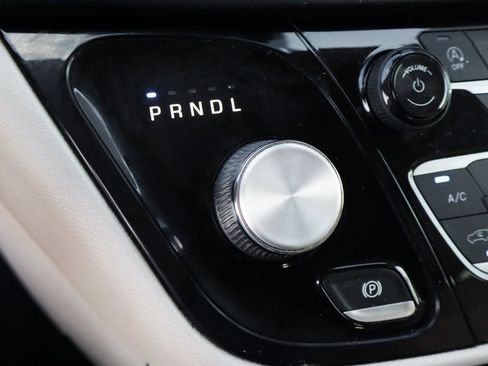 Used 2021 Chrysler Pacifica Touring-L image 38