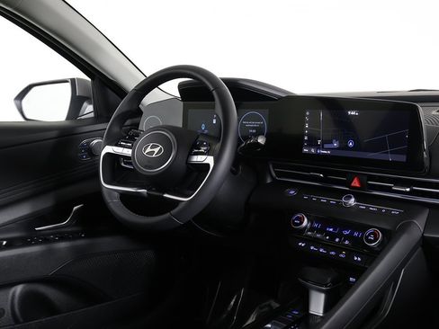 Certified 2025 Hyundai Elantra Limited image 29