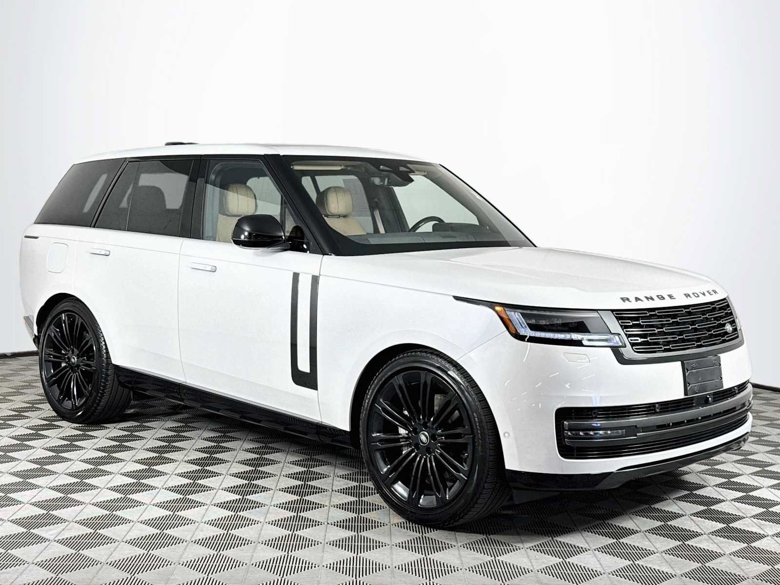 Used 2024 Land Rover Range Rover SE AWD/4WD image 3