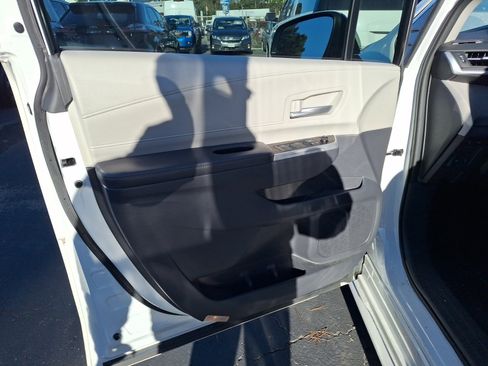 Used 2022 Toyota Sienna XLE image 9