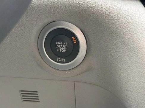 Used 2023 Chrysler Pacifica Touring-L image 19