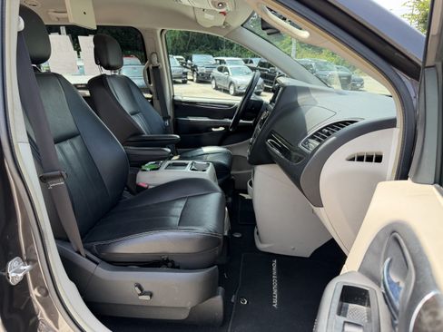 Used 2015 Chrysler Town & Country Touring-L w/ Driver Convenience Group FWD image 11
