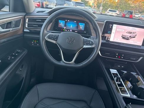Used 2025 Volkswagen Atlas SE image 13