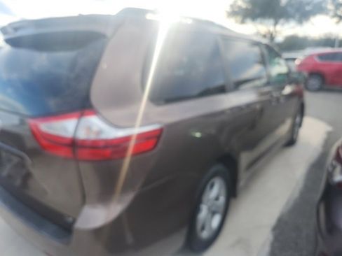 Used 2019 Toyota Sienna LE image 2