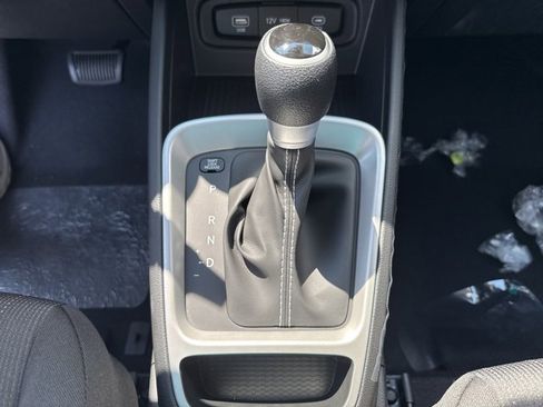 Certified 2025 Hyundai Venue SE image 30