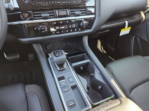New 2025 Nissan Pathfinder SL image 9