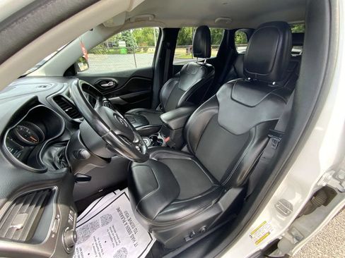 Used 2019 Jeep Cherokee Latitude Plus FWD image 13