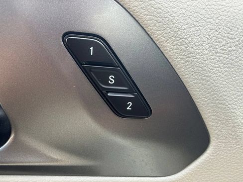 Used 2024 Chrysler Pacifica Touring-L FWD image 18