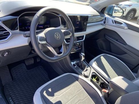 Used 2025 Volkswagen Taos SE w/ Panoramic Sunroof Package image 24