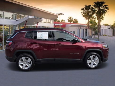 Certified 2022 Jeep Compass Latitude w/ Convenience Group AWD/4WD image 2