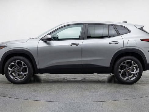 Used 2025 Chevrolet Trax LT w/ LT Convenience Package image 5