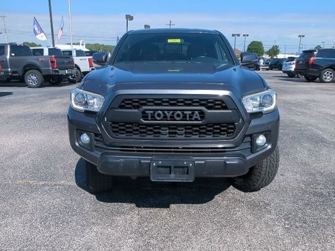 Used 2017 Toyota Tacoma TRD Off-Road w/ Tow Package (A/T) AWD/4WD image 4