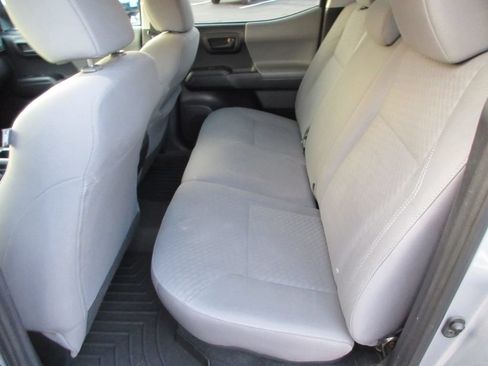 Used 2020 Toyota Tacoma SR AWD/4WD image 15
