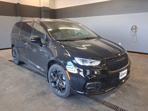 New 2026 Chrysler Pacifica Limited w/ Uconnect Theater Family Group AWD/4WD image 2