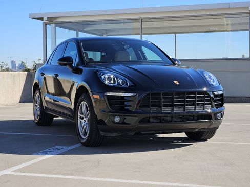 Certified 2018 Porsche Macan image 10
