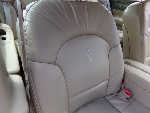 Used 2001 Lincoln Continental image 37