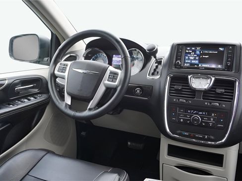 Used 2015 Chrysler Town & Country Touring-L w/ Driver Convenience Group image 19