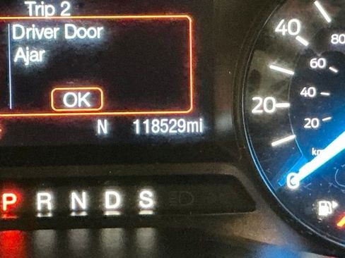 Used 2017 Ford Explorer XLT FWD image 28