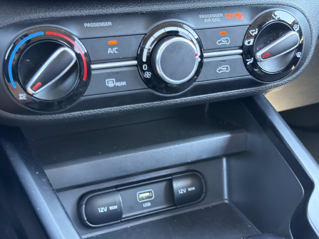 Used 2025 Kia Soul LX w/ LX Technology Package FWD image 23