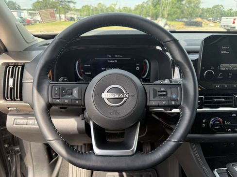 Used 2025 Nissan Pathfinder Platinum FWD image 14