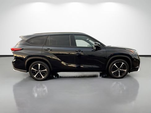Used 2022 Toyota Highlander XSE FWD image 2