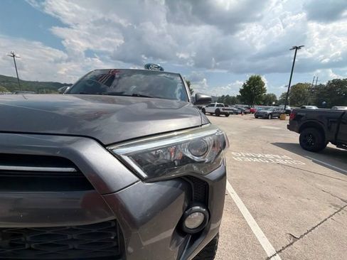 Used 2020 Toyota 4Runner SR5 AWD/4WD image 13