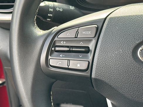 Used 2025 Hyundai Venue SEL image 24