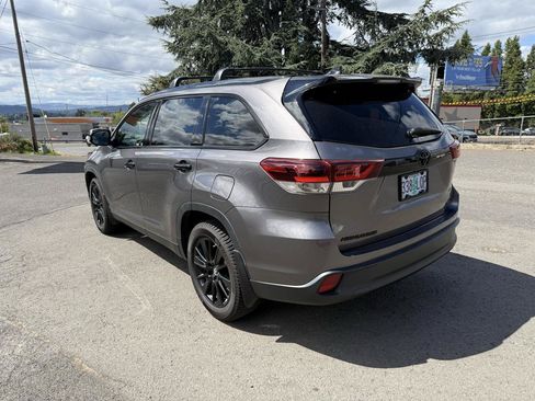 Used 2019 Toyota Highlander SE w/ Nightshade Edition AWD/4WD image 3