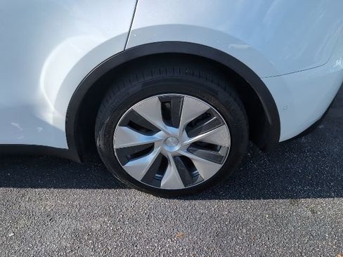 Used 2022 Tesla Model Y Long Range image 7