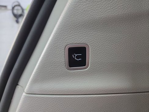 Used 2023 Chrysler Pacifica Touring-L image 14