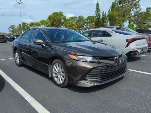 Used 2018 Toyota Camry LE image 1