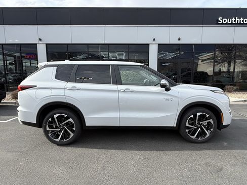 Used 2025 Mitsubishi Outlander SE image 8