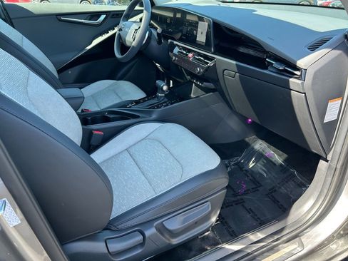 Used 2024 Kia Niro FWD image 27