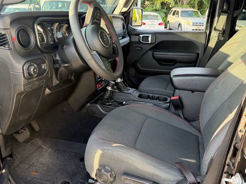 Used 2024 Jeep Wrangler Unlimited Rubicon w/ Technology Group AWD/4WD image 10