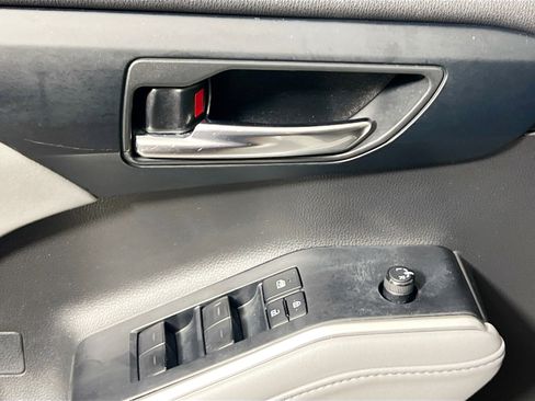 Used 2022 Toyota Highlander XLE image 16