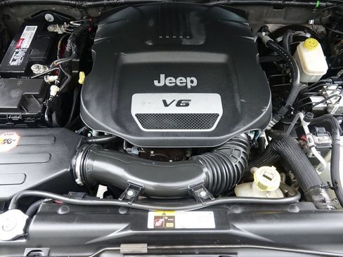 Used 2013 Jeep Wrangler Unlimited Rubicon w/ Connectivity Group image 34