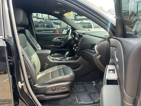 Used 2023 Chevrolet Traverse LT image 14