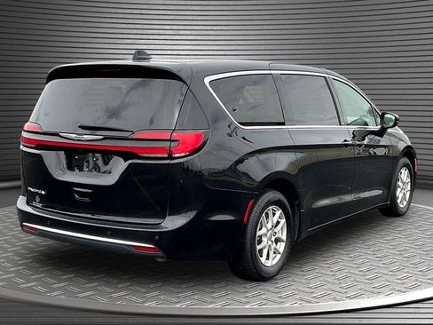 Used 2024 Chrysler Pacifica Touring-L FWD image 7