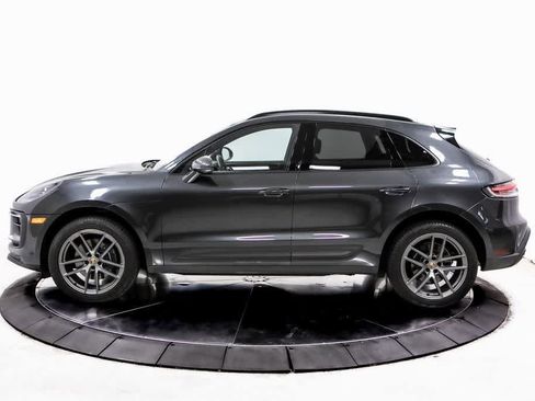Certified 2022 Porsche Macan image 2