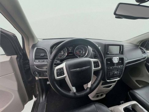 Used 2016 Chrysler Town & Country Touring-L FWD image 13