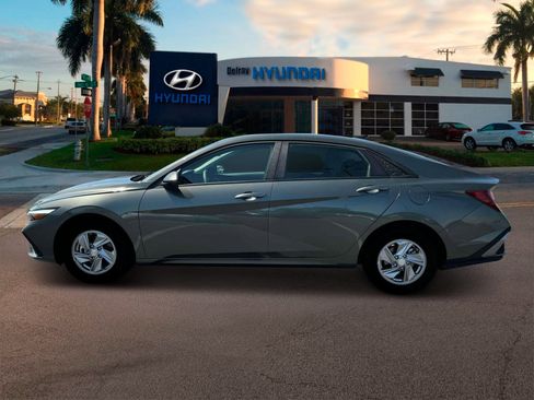 New 2025 Hyundai Elantra SE image 3