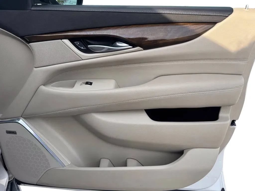 Used 2018 Cadillac Escalade Luxury AWD/4WD image 16