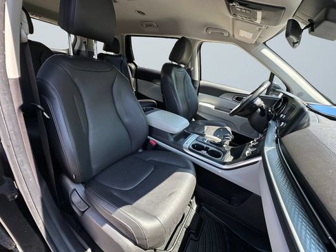 Used 2023 Kia Carnival LX FWD image 15