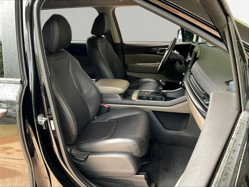 Used 2025 Kia Carnival FWD image 29