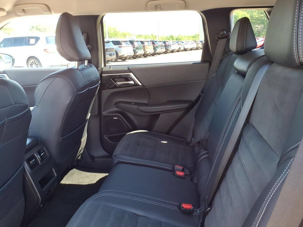 Used 2025 Mitsubishi Outlander SE AWD/4WD image 6